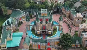 Hanya 1,5 Jam dari Depok, Tempat Wisata Keren ala Disneyland ini Tawarkan Sensasi Tinggal di Negeri Dongeng