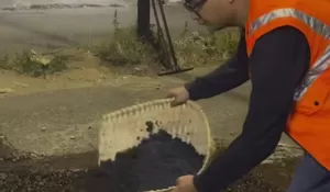 Viral! TikTokers Ini Perbaiki Sendiri Jalan Rusak di Bencongan Indah Tangerang
