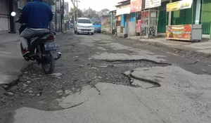 Tak Jauh Dari Istana Presiden, Jalan Abdul Fatah Bogor Dibiarkan Rusak dan Makin Membahayakan