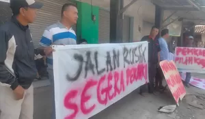 Jalan Abdul Fatah Penghubung Dua Kecamatan Hancur, Ketua RT Desa Cinangka Bogor Unjukrasa, Lihat Videonya!