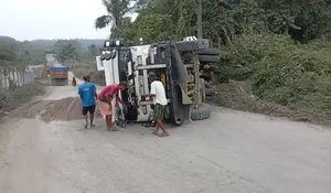 Truk Tambang Bermuatan Pasir Terbalik di Tanjakan Leuwiranji Bogor, Begini Kondisi Terakhirnya