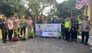 Polsek Tamansari Tanam Bibit Pohon Keras di Bogor, Begini Penjelasannya