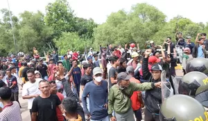 Bentrokan Warga Rempang Vs Aparat Kepolisian Kian Memanas, Belasan Siswa SMP Terkena Tembakan Gas Air Mata