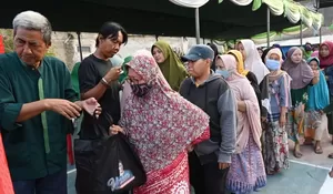Harga Beras dan Minyak Naik, Warga Bekasi Dapat Paket Sembako Lengkap Hanya Rp 5 Ribu