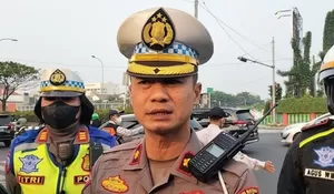 Viral Pengendara Motor Duduk Bersilah Sambil Menghadap ke Samping di Depok, Polisi: Sedang Kami Selidiki