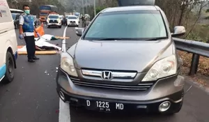 Mantan TNI AU dan Ustadz Tewas Tertabrak Truk Saat Mengganti Ban di Tol Cipularang