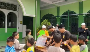 Jumat Berkah, The Jak Mania Sub Korwil Depok Berbagi 