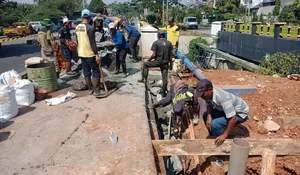 DPUPR Depok Perbaiki Jalan Amblas di Kalibaru