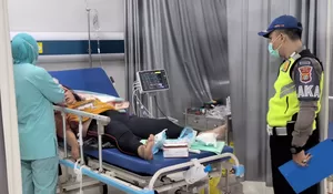 Pengendara Motor Tabrak Tiang Listrik di Cilangkap