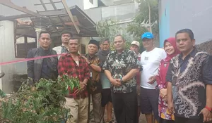 Bantu Korban Kebakaran di Leuwinanggung, Aparatur Kecamatan Tapos Berikan Sejumlah Bantuan