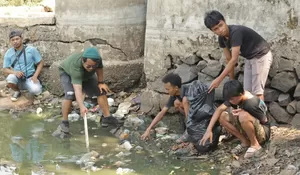 Warga Beramai Ramai Bersihkan Situ Cilangkap 