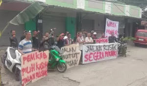 Kecewa Jalan Abdul Fatah Ciampea Rusak Tak Kunjung Diperbaiki, Paguyuban RT dan RW Gelar Aksi Damai