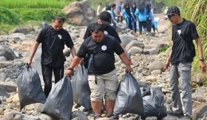Peringati HUT ke 25, IJTI Bogor Raya Bebesih Sungai Cikaniki