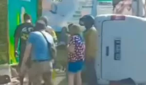 Hilang Konsentrasi, Minibus Tabrak Gerobak PKL Kampus IPB Dramaga, Dagangan Berserakan