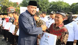 Wali Kota Bekasi Tri Adhianto Berikan Penghargaan Juara Kampung Tangguh Jaya Tingkat Kota Bekasi 2023