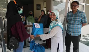 KPA Bagikan Sembako ke Penyintas HIV di Kota Bogor