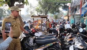 Sidak Kawasan Stasiun Bekasi, Wali Kota Bekasi Tri Adhianto Dapati Parkir Liar hingga PKL Semrawut di Trotoar