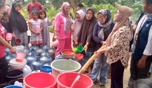 Warga Bogor Krisis Air Bersih Sampai Nggak Mandi! Pemdes Tegalwaru Gandeng Swasta Kirim Pasokan Air Bersih