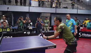 Momen Wali Kota Bogor Bima Arya Serius Main Tenis Meja dalam Kejuaraan Piala Danrem 061/SK