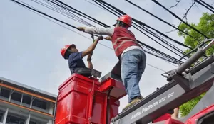 Kota Bandung Bersih-bersih Kabel Semrawut di Jalan Protokol