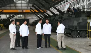 Jokowi Puji Perkembangan Produksi Kendaraan Tempur PT Pindad Bandung