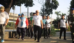 Sambil Jalan Sehat, Pj Wali Kota Bekasi Raden Gani Muhammad Cek Lingkungan Kantor