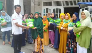 Komitmen Bantu Rakyat, PAN Tebar Bantuan Beras buat Guru Ngaji di Bogor