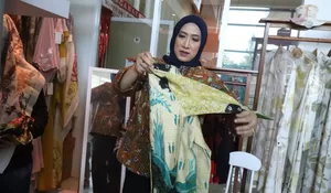 Kunjungi Galeri Dekranasda, Yolla Kusuma ajak Masyarakat Cintai Produk Lokal Kota Bekasi