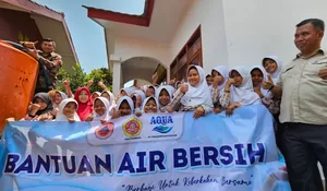 Aqua Salurkan Bantuan Air Bersih