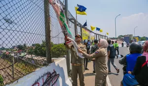 Dapat Keluhan Warga, Wali Kota Bogor Bima Arya Copot Spanduk Parpol di Fly Over bareng Tim Tangkas