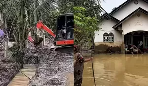 Lumpur Belum Pergi Usai Banjir, Warga Aceh Timur Habiskan Jutaan Rupiah Demi Bersihkan Rumah