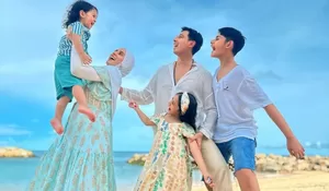 Momen Kebersamaan Fairuz A Rafiq dan Sonny Septian di Awal 2026, Kompak Bareng Ketiga Anak Main di Pantai