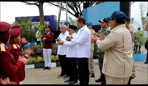 Prabowo Nyanyikan Lagu Ulang Tahun untuk Siswi Sekolah Rakyat Banjarbaru