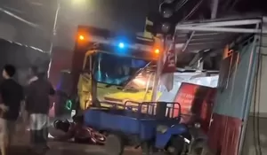 Ngeri! Detik-Detik Terjadi Laka Beruntun Truk Menabrak Warung di Simpang 3 Balung Jember, Diduga Supir Tidak Fokus Berkendara, Begini Kronologinya