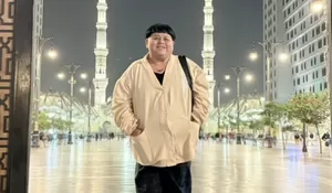 ‎Momen Papham Jalani Ibadah Umrah Pasca Gagal Berangkat, Abadikan Diri di Masjid Nabawi