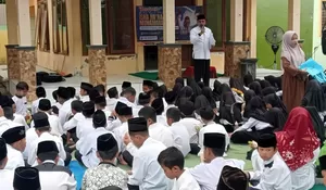 SDN Bandung 2 Diwek Jombang Peringati Isra Miraj, Ustadz Lutfi Ajak Siswa Jaga Salat Tepat Waktu