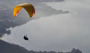 Dekat Pantai Parangtritis, Bukit Paralayang Watu Gupit Gunungkidul Menawarkan Sunset Dramatis dari Ketinggian
