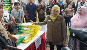 Kendalikan Inflasi Jelang Ramadan, Khofifah Pastikan Stok Logistik Aman Lewat Operasi Pasar Murah di Jember