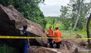 Akses Jalan Desa Sukoreno Terhambat Longsor, BPBD Jember Targetkan Pembersihan Batu Besar Rampung Pekan Ini