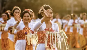 Ngeri! Salah Satu Tradisi di Bali Ada yang Ekstrem, Harus Menusuk Tubuh dengan Keris, Ternyata Tujuannya..