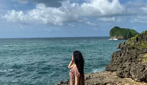 Bak di Hawaii! Pesona Pantai Srau Pacitan dengan Pasir Putih dan Ombak Eksotis, Cuma Perlu Bayar Rp...