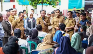 Revolusi Adminduk di Jember, Bupati Gus Fawait Tinjau Pencetakan KTP di Tingkat Kecamatan