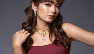 Ardina Rasti Tampak Memeluk Istri Mendiang Lucky Widya, Benarkah Sang Aktris Mantan Pacar Vokalis Band Element Itu?
