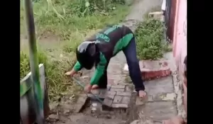 Driver Grab Bongkar Jalan Umum Usai Tak Dapat Order, Klaim Tanah Milik Pribadi Picu Polemik Warga