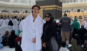 ‎Umrah Perdana Marcell Darwin Setelah Masuk Islam, Didampingi Sang Istri di Depan Kabah