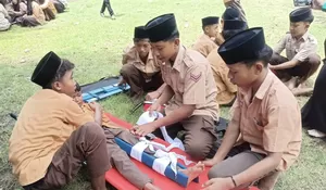 Edukasi Lewat Simulasi Nyata, PMI Jember Tanamkan Kesiapsiagaan Bencana pada Pelajar MTs Miftahul Ulum Gumukmas