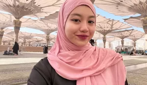 Momen Ghea Indrawari Jalani Ibadah Umrah, Didampingi sang Ibu di Masjid Nabawi