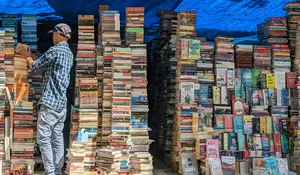 Hukum Membeli dan Menjual Buku Bajakan Menurut Islam, Jangan Anggap Sepele!