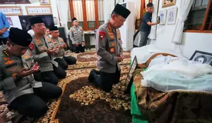 Kapolri Listyo Sigit Prabowo Melayat di Rumah Duka Eyang Meri Hoegeng 