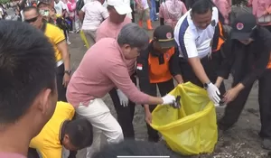 Relawan PMI Jember Turun ke Pantai Watu Ulo, Dukung Gerakan Cinta Pantai Bersih demi Wisata Berkelanjutan
